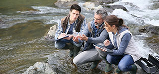 Wissenschaftler arbeiten an der Wasseranalyse