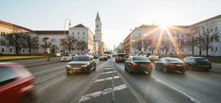 Blick auf die Leopoldstraße in der Landeshauptstadt München