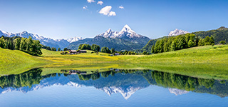 Idyllische Sommerlandschaft mit klarem Bergsee in den Alpen